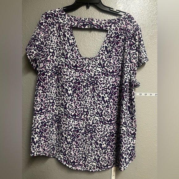 Torrid short sleeve preowned plus blouse, size 2 - Picture 4 of 6